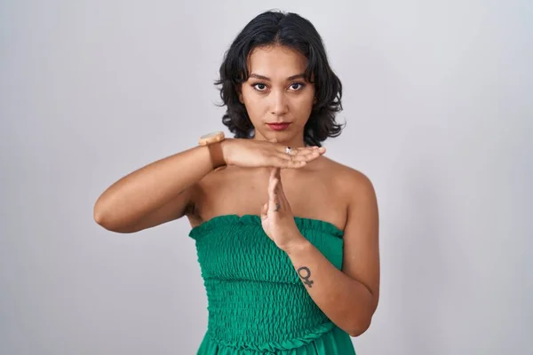 Young Hispanic Woman Standing Isolated Background Doing Time Out Gesture — Stockfoto