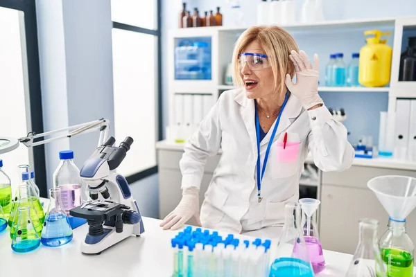 Блондинка Середнього Віку Яка Працює Науковій Лабораторії Посміхається Рукою Через — стокове фото