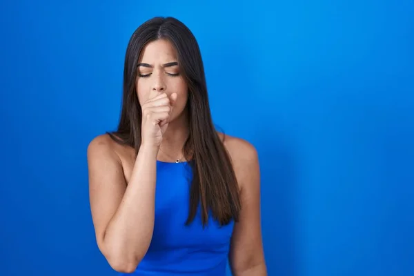 Mulher Hispânica Sobre Fundo Azul Sentindo Mal Tosse Como Sintoma — Fotografia de Stock