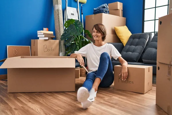 Young Beautiful Hispanic Woman Smiling Confident Sitting Floor New Home —  Fotos de Stock