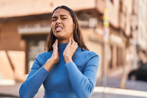 Young African American Woman Suffering Neck Ache Standing Street — Stockfoto