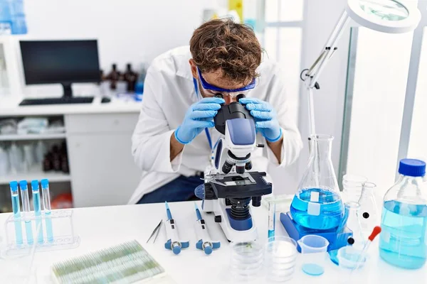 Ung Latinamerikan Man Bär Vetenskapsman Uniform Med Mikroskop Laboratoriet — Stockfoto