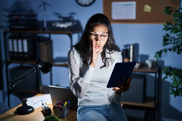 Young Brazilian Woman Using Touchpad Night Working Office Hand Mouth —  Fotos de Stock