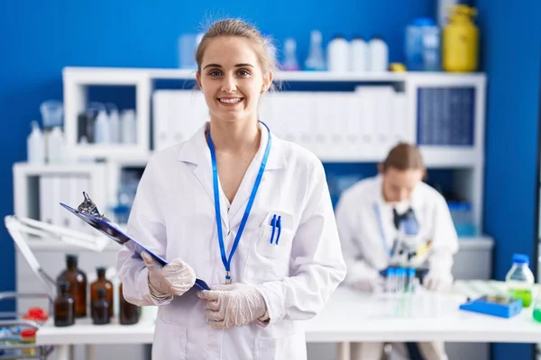 Ξανθιά Γυναίκα Που Εργάζεται Στο Εργαστήριο Επιστήμονας Αναζητούν Θετική Και — Φωτογραφία Αρχείου