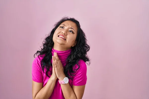 Giovane Donna Asiatica Piedi Sfondo Rosa Mendicare Pregare Con Mani — Foto Stock
