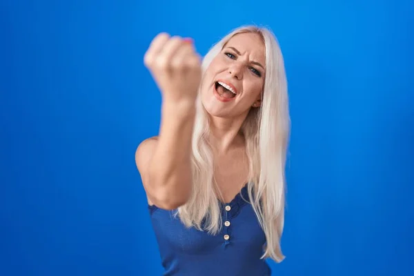Caucasian Woman Standing Blue Background Angry Mad Raising Fist Frustrated —  Fotos de Stock