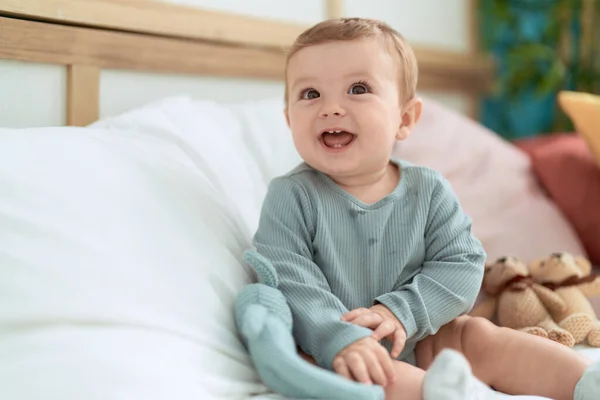 Αξιολάτρευτο Νήπιο Χαμογελά Αυτοπεποίθηση Κάθεται Στο Κρεβάτι Κούκλες Στο Υπνοδωμάτιο — Φωτογραφία Αρχείου