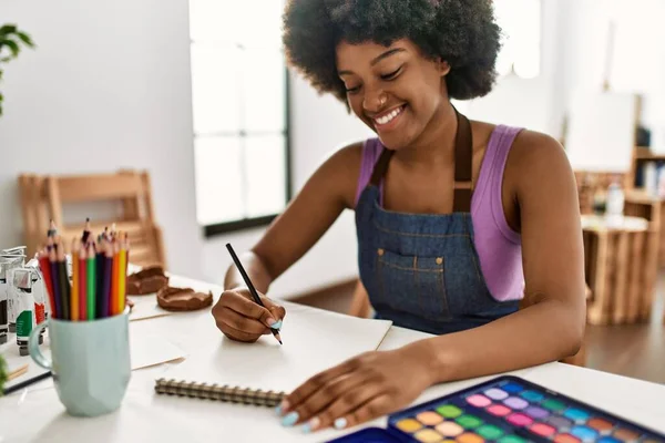 Joven Mujer Afroamericana Sonriente Dibujo Seguro Sentado Mesa Estudio Arte — Foto de Stock