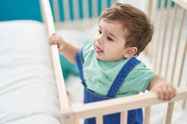 Sevimli Spanyol Bebek Yatak Odasında Beşikte Duruyor — Stok fotoğraf