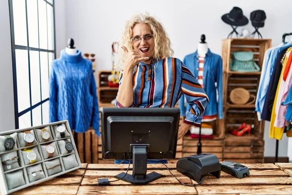 Orta Yaşlı Sarışın Kadın Perakende Mağazasında Yönetici Olarak Çalışıyor Gülümsüyor — Stok fotoğraf