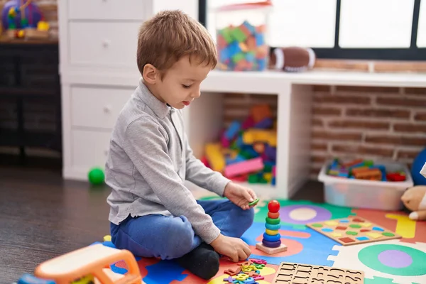 Bedårande Barn Leker Med Matematik Spel Sitter Golvet Dagis — Stockfoto