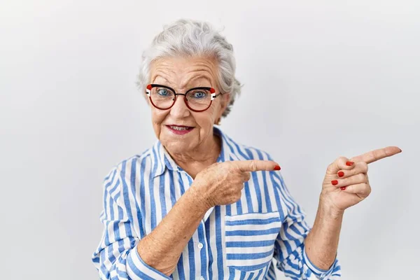Donna Anziana Con Capelli Grigi Piedi Sfondo Bianco Sorridente Guardando — Foto Stock