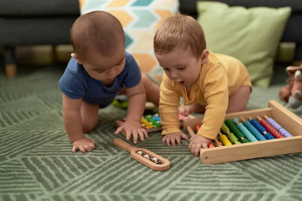 Duas Crianças Brincando Com Ábaco Sentado Chão Casa — Fotografia de Stock