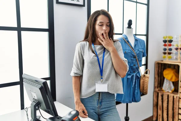Perakende Mağazasında Yönetici Olarak Çalışan Genç Esmer Kadın Ağzıyla Esnemekten — Stok fotoğraf