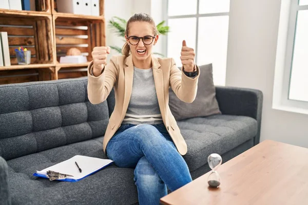 Young Woman Working Consultation Office Angry Mad Raising Fists Frustrated — Stock Photo, Image