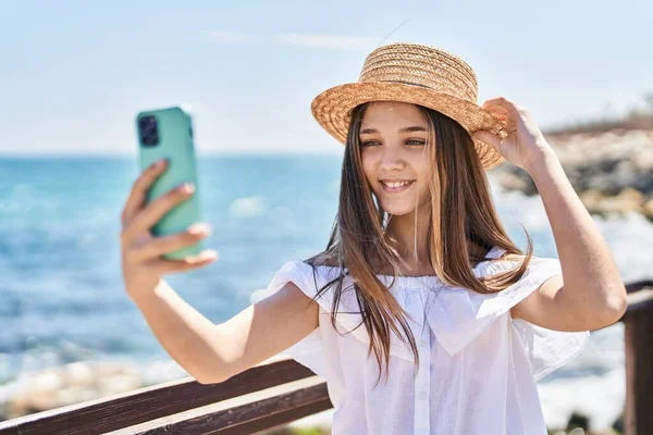可敬的女游客微笑着自信地在海滨的智能手机旁自慰 — 图库照片