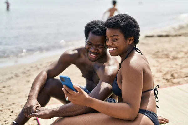 Αφροαμερικανοί Άνδρες Και Γυναίκες Ζευγάρι Φορώντας Μαγιό Χρησιμοποιώντας Smartphone Στην — Φωτογραφία Αρχείου