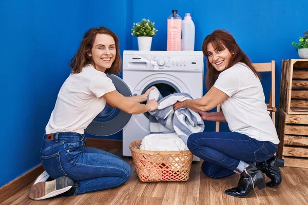 Two Women Mother Daughter Washing Clothes Laundry Room — Zdjęcie stockowe