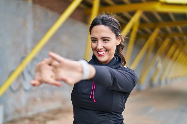 Молодая Латиноамериканка Спортивной Одежде Вытягивающая Руки Улице — стоковое фото