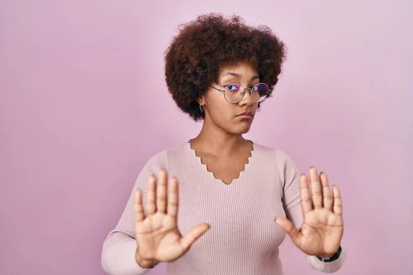 Young African American Woman Standing Pink Background Moving Away Hands — Stock fotografie