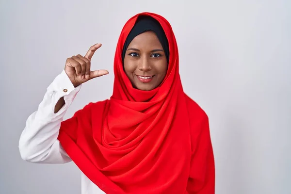 Młoda Arabska Kobieta Nosząca Tradycyjny Islamski Szalik Hidżabski Uśmiechnięta Pewna — Zdjęcie stockowe