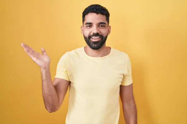 Hispanic Man Beard Standing Yellow Background Smiling Cheerful Presenting Pointing — Stock Photo, Image