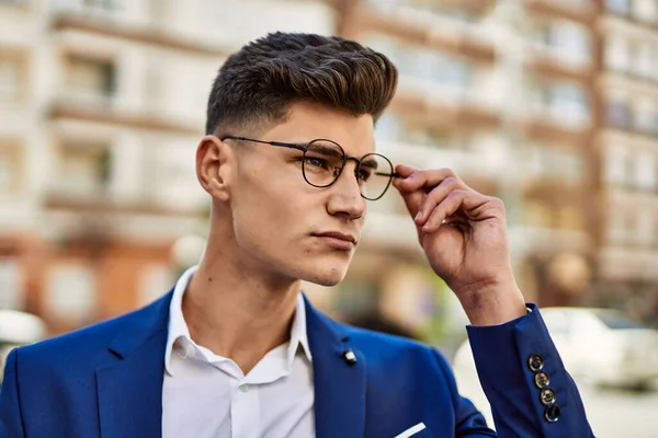 Genç Adam Sokakta Takım Elbise Gözlük Takarak Rahatladı — Stok fotoğraf