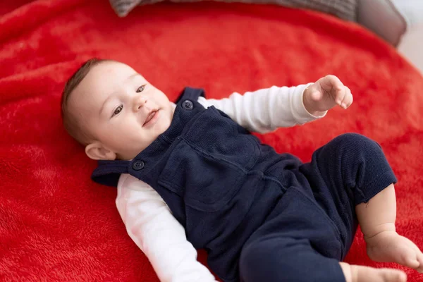 Liebenswertes Kleinkind Auf Sofa Liegend Mit Entspanntem Gesichtsausdruck Hause — Stockfoto