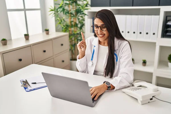 Young Hispanic Doctor Woman Doing Video Call Clinic Smiling Idea — Stock Photo, Image
