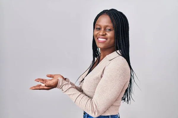 Африканская Женщина Косичками Стоящая Белом Фоне Указывая Сторону Открытыми Руками — стоковое фото
