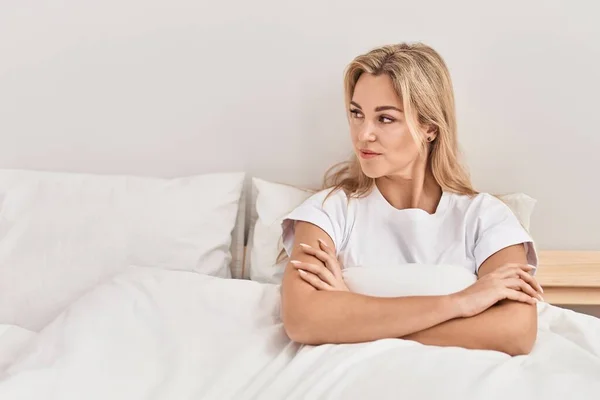 Young Blonde Woman Sittin Bed Angry Expression Bedroom — Stockfoto
