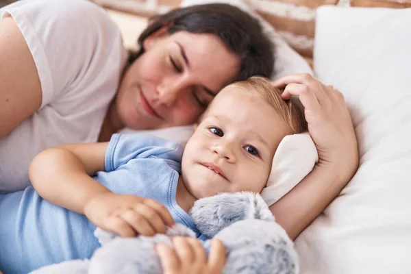 Anne Oğlu Yatakta Uzanıp Yatak Odasında Oyuncak Bebeğe Sarılıyorlar — Stok fotoğraf