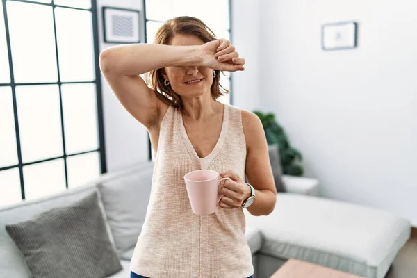 Mujer Mediana Edad Bebiendo Una Taza Café Casa Sonriendo Alegre —  Fotos de Stock