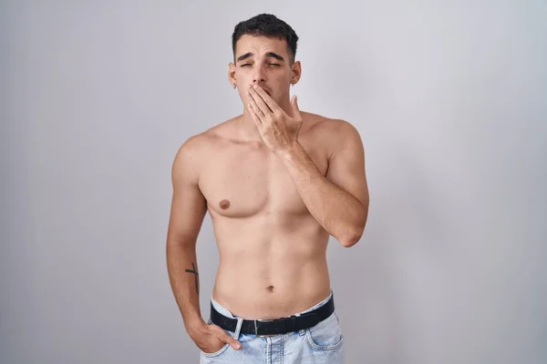 Hombre Hispano Guapo Parado Sin Camisa Aburrido Bostezando Cansado Cubriendo —  Fotos de Stock