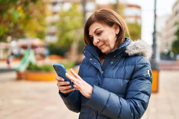 Жінка Середнього Віку Посміхається Впевнено Використовуючи Смартфон Парку — стокове фото