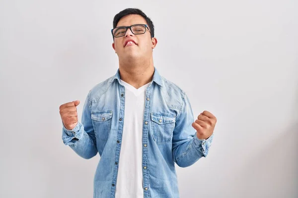 Junger Hispanischer Mann Mit Syndrom Trägt Lässige Jeansjacke Über Weißem — Stockfoto
