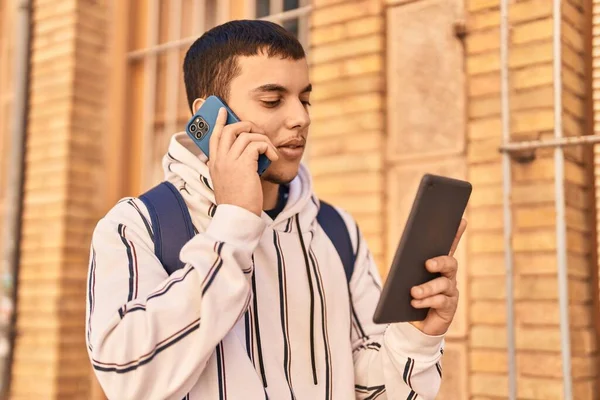 Νεαρός Φοιτητής Μιλάει Στο Smartphone Χρησιμοποιώντας Touchpad Στο Δρόμο — Φωτογραφία Αρχείου