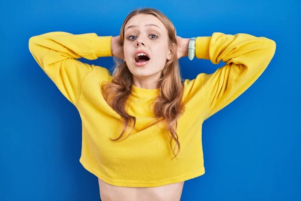 Young Caucasian Woman Standing Blue Background Crazy Scared Hands Head — Φωτογραφία Αρχείου