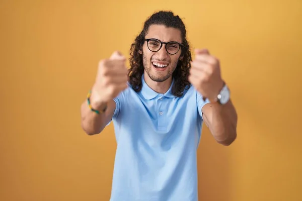 Young Hispanic Man Standing Yellow Background Angry Mad Raising Fists — Stock Photo, Image