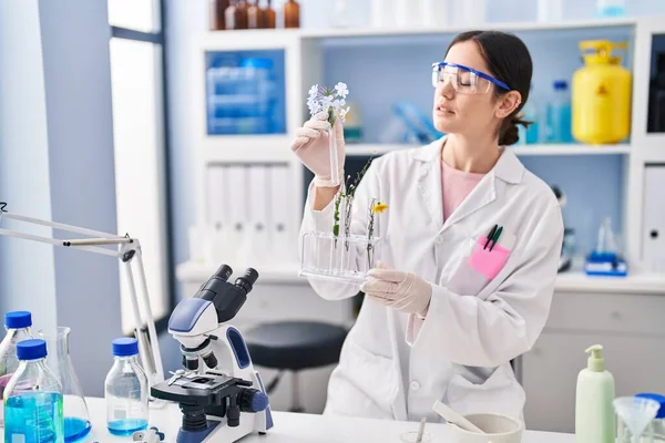 Young Woman Wearing Scientist Uniform Holding Test Tubes Flowers Laboratory — Stock Photo, Image