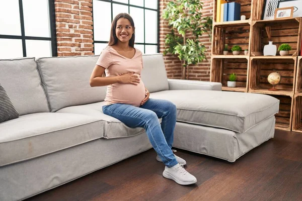 Jong Latin Vrouw Zwanger Glimlachen Zelfverzekerd Zitten Bank Thuis — Stockfoto
