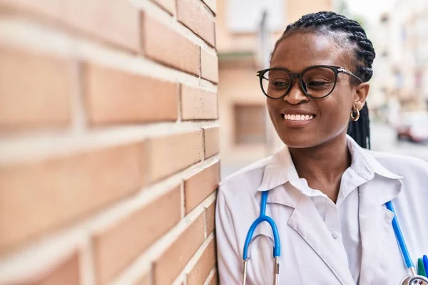 アフリカ系アメリカ人女性の医者は自信を持って通りに立ち — ストック写真
