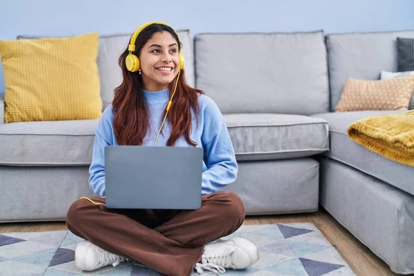 Young Hispanic Woman Using Laptop Headphones Sitting Floor Home — Φωτογραφία Αρχείου