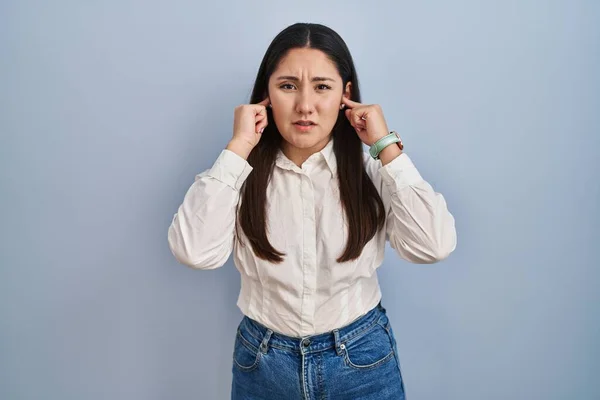Young Latin Woman Standing Blue Background Covering Ears Fingers Annoyed — ストック写真