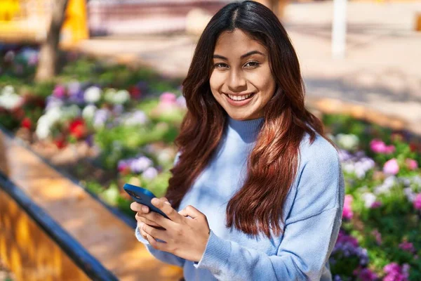 Młoda Latynoska Uśmiechnięta Pewnie Pomocą Smartfona Parku — Zdjęcie stockowe