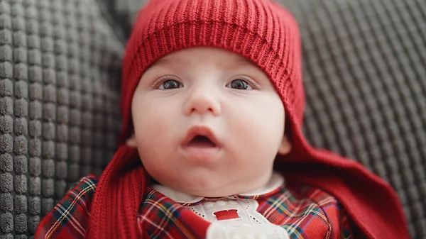 Schattige Kaukasische Baby Zittend Bank Met Ontspannen Uitdrukking Thuis — Stockfoto