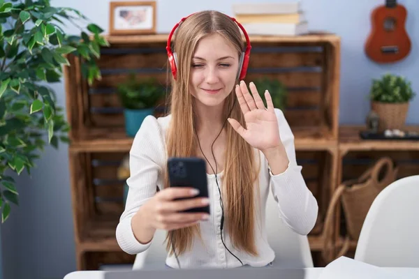 Young Caucasian Woman Smiling Confident Having Video Call Home — ストック写真