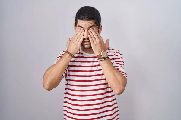Homem Hispânico Com Cabelos Longos Sobre Fundo Isolado Esfregando Olhos — Fotografia de Stock