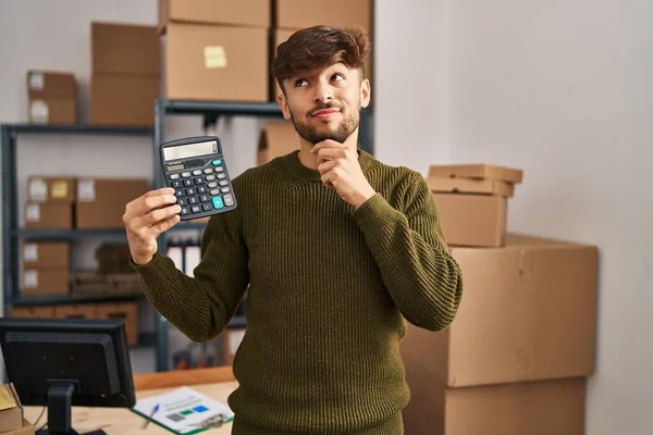 Homme Arabe Avec Barbe Travaillant Petite Entreprise Ecommerce Tenant Calculatrice — Photo