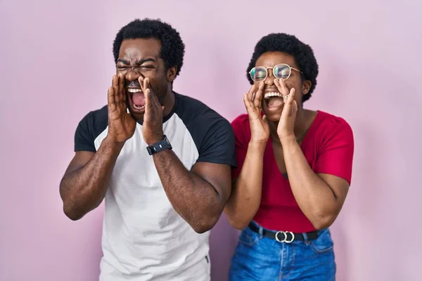 Genç Afro Amerikalı Çift Pembe Arka Planda Dikiliyor Elleri Ağızlarının — Stok fotoğraf